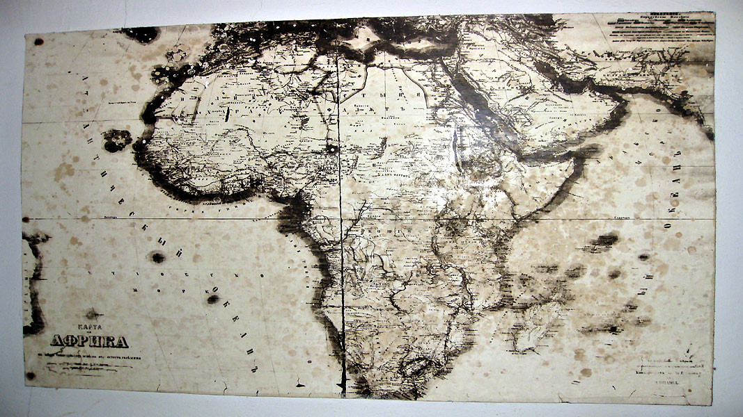 Eine Karte von Afrika, die im Schulgebäude aufbewahrt wird