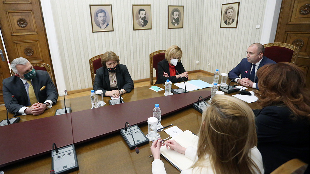 El presidente Radev con representantes de la coalición ¡Yérguete! ¡Fuera, criminales!