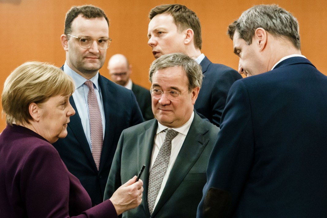 Ангела Меркел, Армин Лашет и Маркус Зьодер по време на правителствено съвещание в Берлин - март 2020