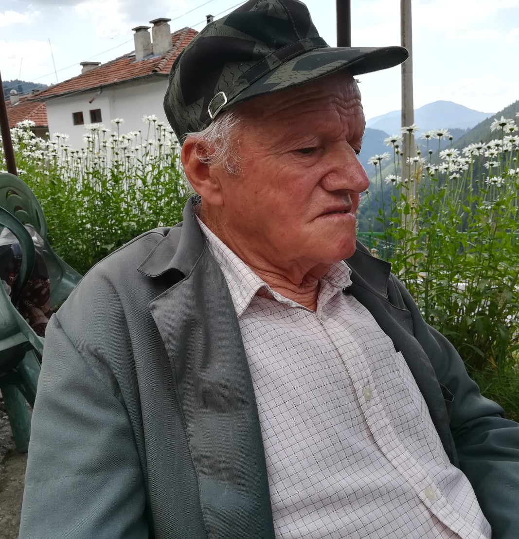 Манчо Каменов, на 90 години. Част от Мъжката битова група на Кутела