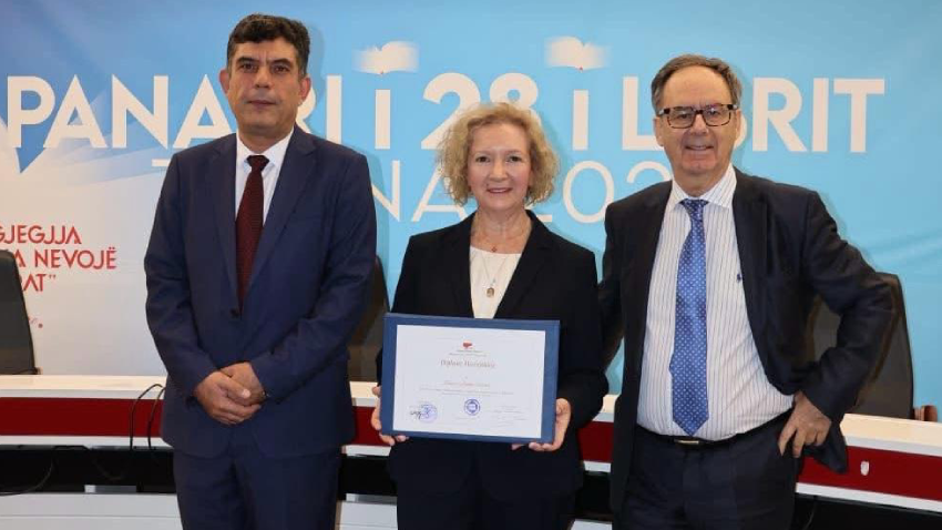 Милена Селими с българския консул Петър Принов (вляво) и председателя на асоциацията Петрит Имери (вдясно)