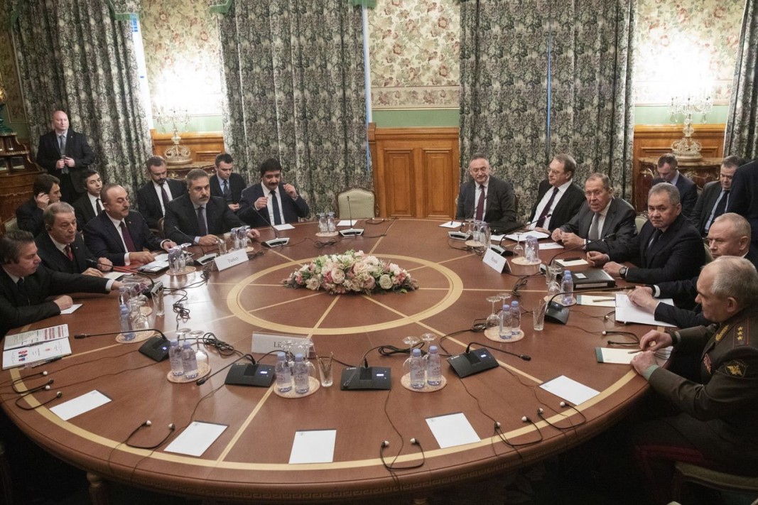 Разговори на турската (вляво) и руската делегация в Москва, водени от външните и военните министри на двете страни.