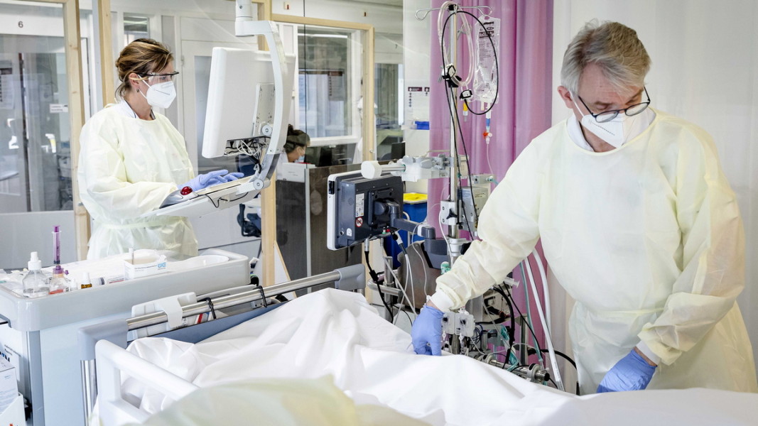 Медици се грижат за пациент с коронавирус в интензивния сектор на болница в Маастрихт