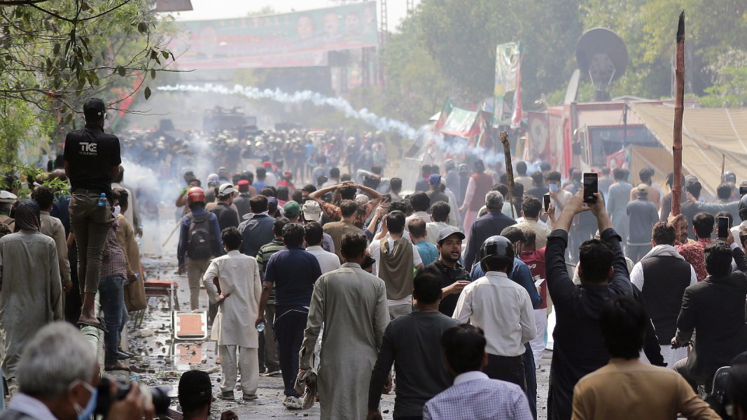 Поддръжници на бившия премиер Имран Хан се събират пред дома му, за да се противопоставят на ареста му, Лахор, Пакистан, 15 март 2023 г./Снимка: ЕПА/БГНЕС