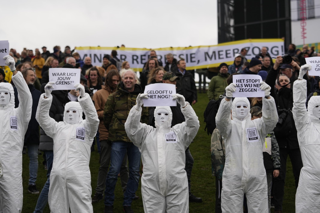 На протеста срещу Covid затварянето в Амстердам - 2 януари 2022 г./Снимка: ЕПА/БГНЕС