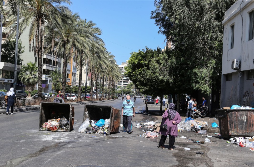 Барикада от контейнери за боклук по време на генерална стачка в Бейрут, Ливан, 17 юни 2021 г. Стачката беше организирана в знак на протест срещу политическата и икономическа криза в страната на фона на непрекъснатото спиране на тока, високите разходи за живот и ниската покупателна способност, както и неспособността на политическите лидери да сформират правителство.