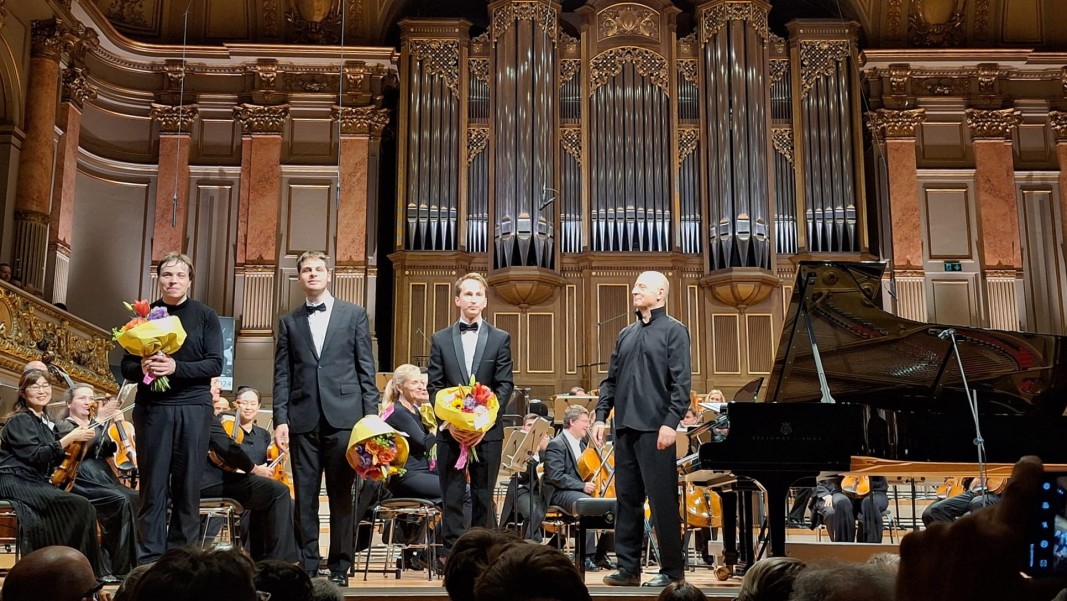 Диригентът Пааво Ярви (вдясно) и финалистите на конкурса в Цюрих