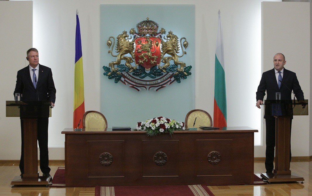 Президентите Клаус Йоханис и Румен Радев при подписването на Декларацията за стратегическо партньорство между двете страни на 15 март в София