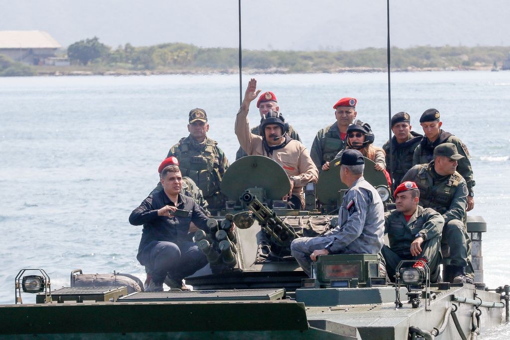 Президентът на Венецуела Николас Мадуро ръководи военни учения. Той разчита на армията, за да запази властта.
