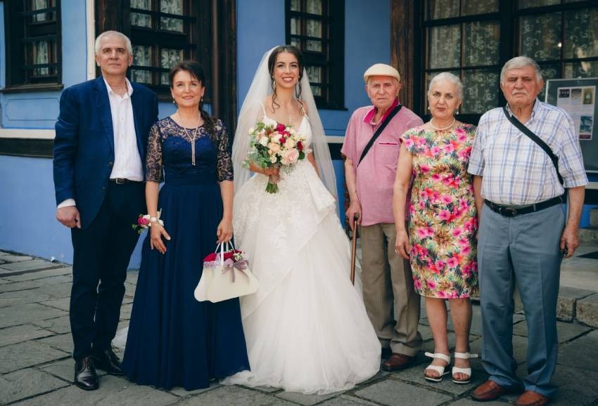 Dr. Aylin Feyzullova'nın düğününden bir kare. Sağdan sola üçüncü yerde ise Aylin'in dedesi ve BNR'nin eski çalışanlarından meslektaşımız Şefket Feyzullov
