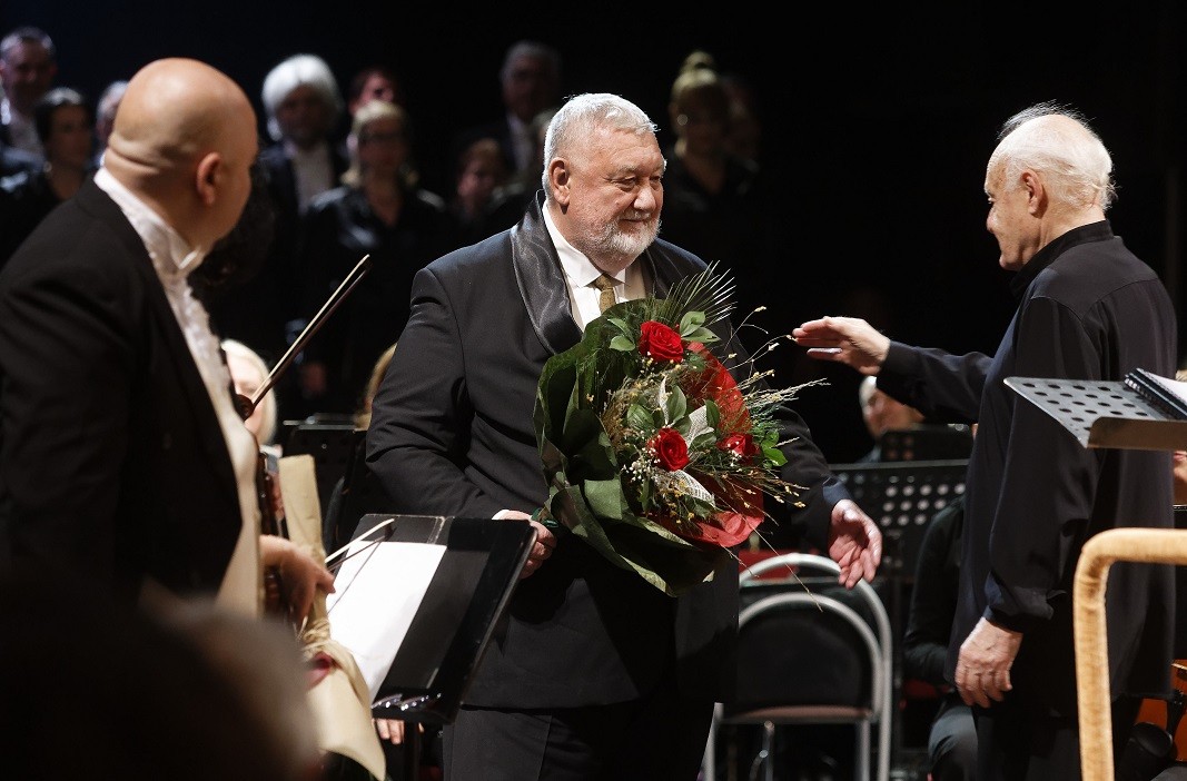 С концерт в Държавна опера - Варна на 4 март тази година отбелязаха 75-годишнината на джазмена Анатолий Вапиров (в средата)