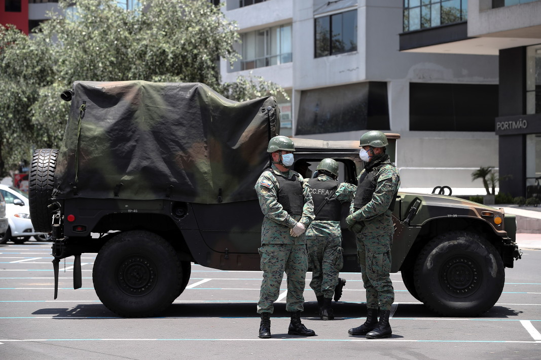 Военна следят за спазването на карантината в Кито, Еквадор.           Снимка: ЕПА/БГНЕС