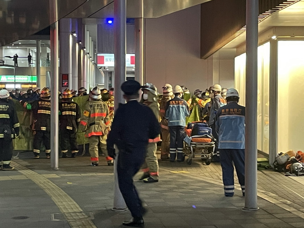 Служители на службите за спешна помощ са на гара Кокурио в предградията на Токио, Япония, 31 октомври 2021 г. Мъж на около двадесет години беше арестуван за опит за убийство, след като нападна пътници във влака с нож/ Снимка: ЕПА/БГНЕС