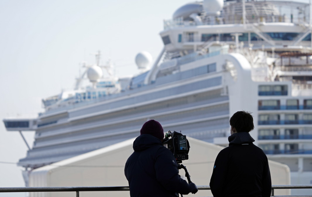 Японски телевизионен екип снима круизния кораб