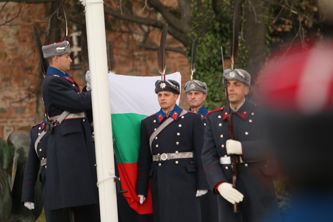 Пред Паметника на Незнайния воин в столицата се състоя церемонията за издигане на националното знаме на България.