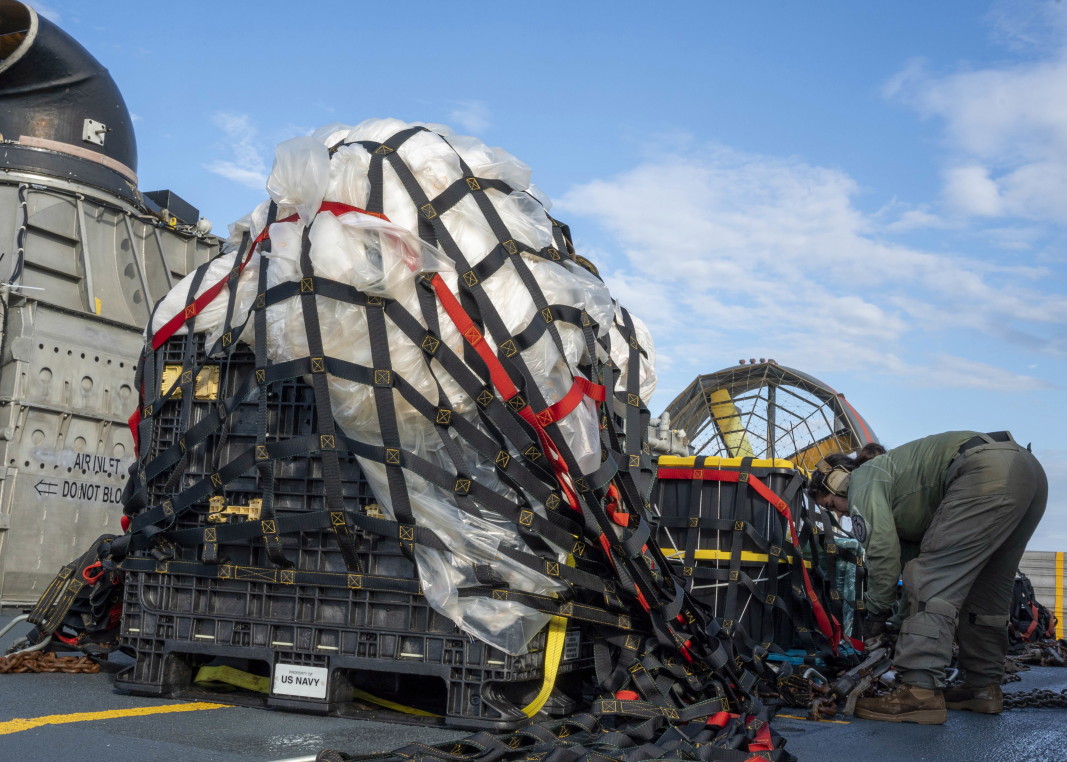 Снимка, предоставена от ВМС на САЩ, показва  частите от балон, открит над Атлантическия океан на голяма височина, подготвян за транспортиране до база Литъл Крийк, 10 февруари 2023 г. (публикувано на 14 февруари 2023 г.), ЕПА/БГНЕС