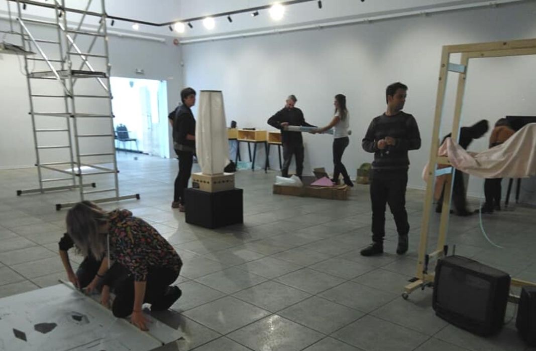 Preparativos de las exposiciones de DA Fest en la Galería Academia