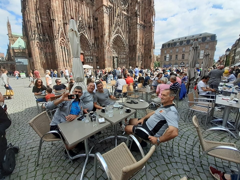 На кафе на площада пред катедралата
