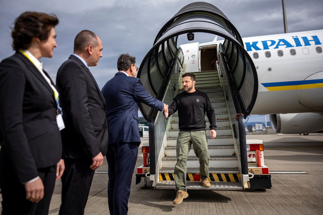 Володимир Зеленски пристигна на летището в Цюрих за конференцията за мир в Украйна