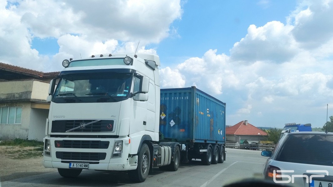 Камионите със свежо гориво пътуват към АЕЦ