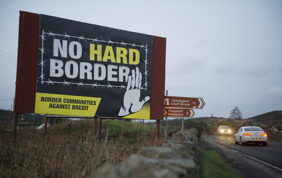 Постер срещу т.нар. твърда граница в Нюри, Северна Ирландия   Снимка: ЕПА/БГНЕС