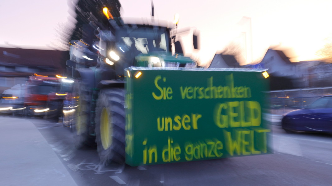 Подарявате парите ни на останалия свят, гласи един от протестните надписи върху селскостопанските машини Снимка: ЕПА/БГНЕС