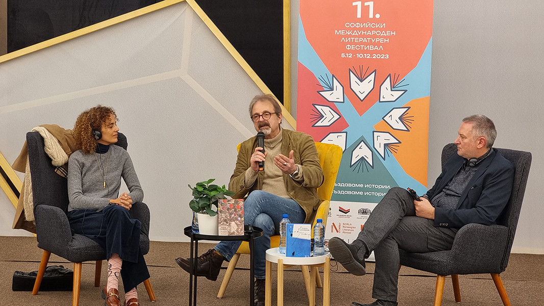 Leila Slimani ve Georgi Gospodinov(sağda) Sofya 11.  Uluslararası Edebiyat Festivali'nde