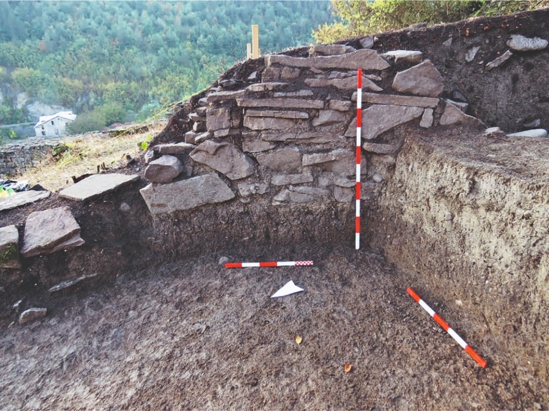 Pjesë nga murri i një dhome nga antikiteti i vonë në një nga sondazhet e studiuara.