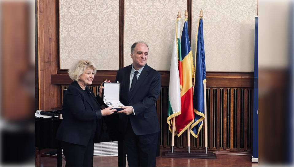 Nayden Todorov receiving the award from Romanian Ambassador Brandusa Predescu