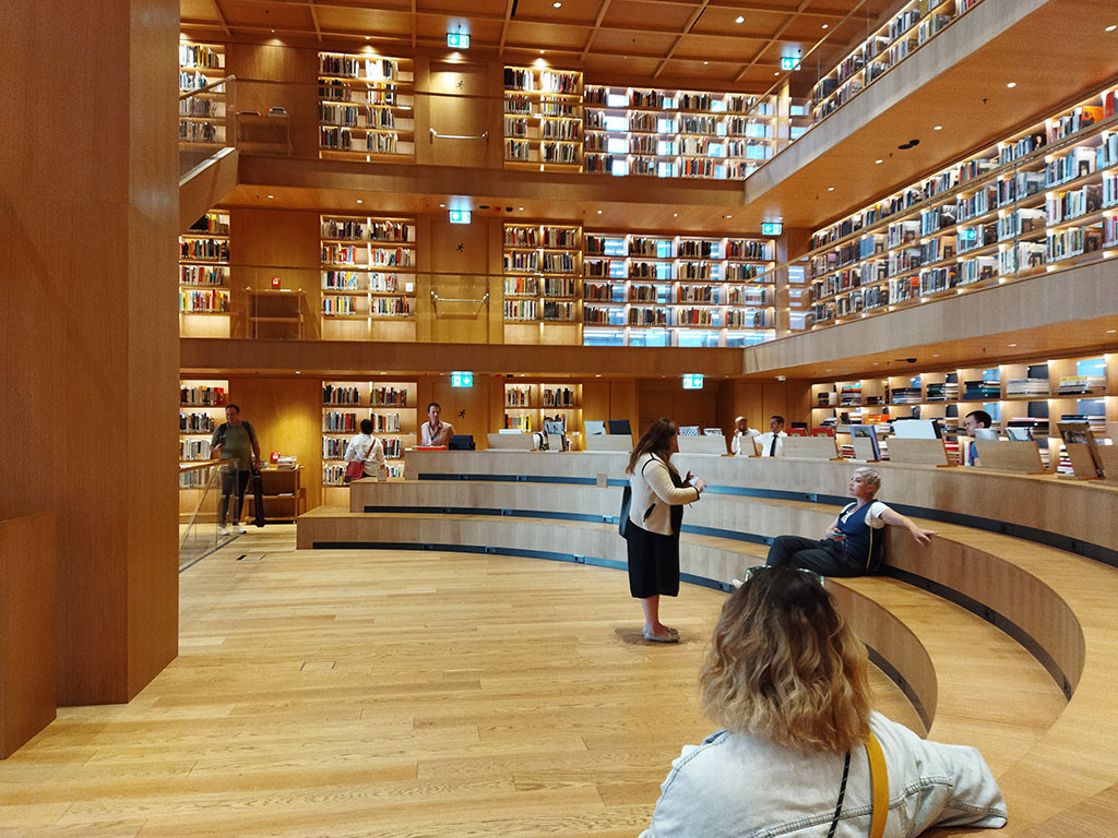 В библиотеката наистина е създадена модерна и топла среда, с акцент както върху новите схващания за експониране на книги