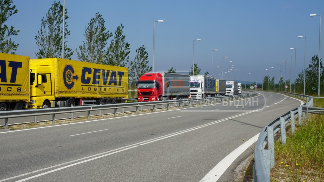 Засилен е трафикът на товарни автомобили на Дунав мостпри Видин. 10 километра