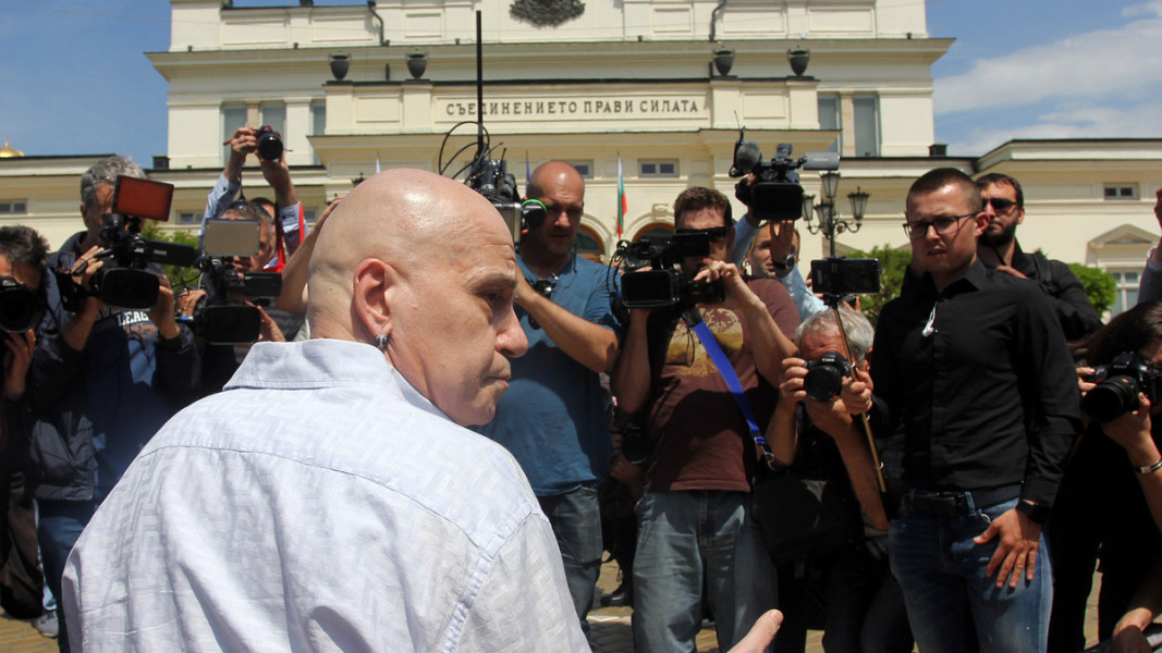 Слави Трифонов на протест пред парламента, 2017 г.  Снимка: БГНЕС