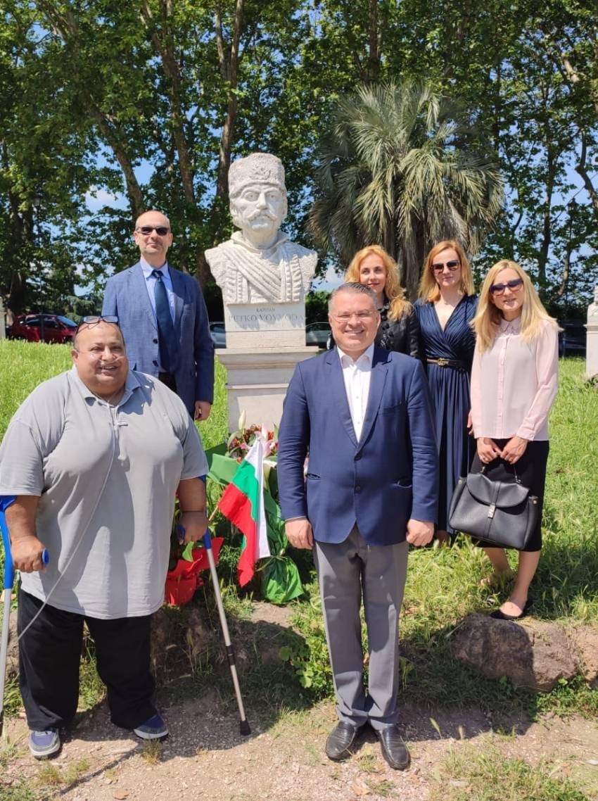 Marian Rusinov and the Bulgarian Ambassador to Rome, Todor Stoyanov, in front of the monument to Petko Voyvoda.