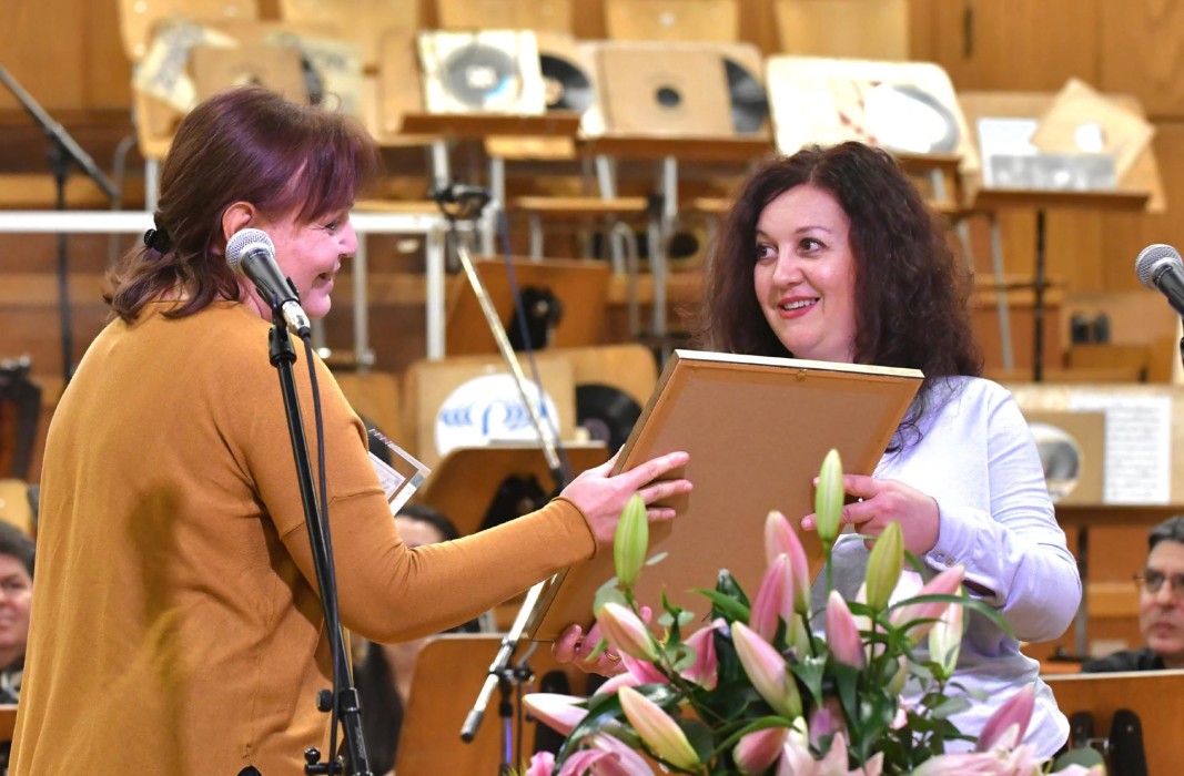  Ирина Вълчанова получава премията за радиопроект от програмния шеф Даниела Късовска. 