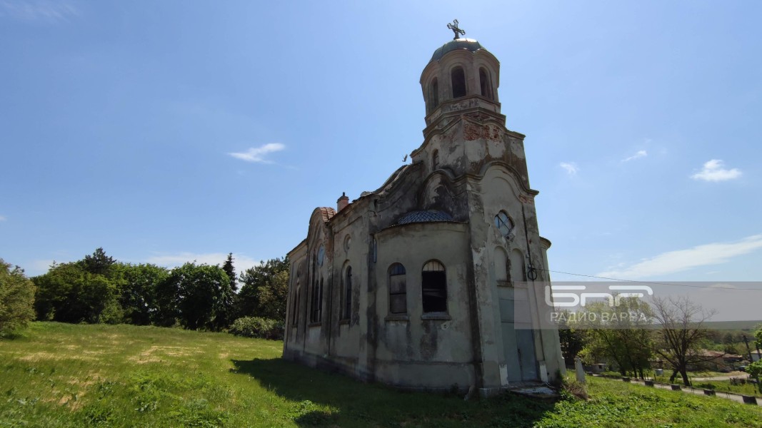 Църквата в село Метличина