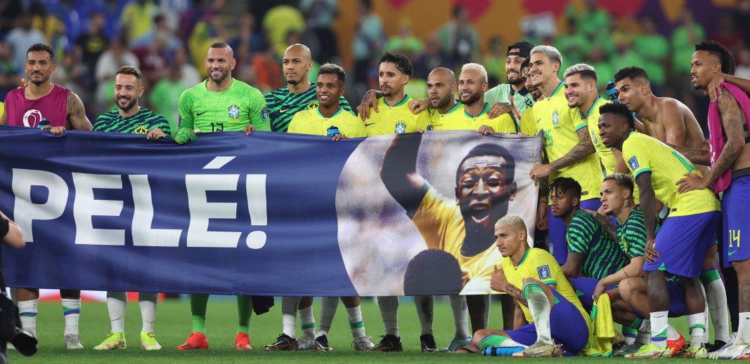 Футболистите на Бразилия опънаха плакат в подкрепа на Пеле след осминафинала.