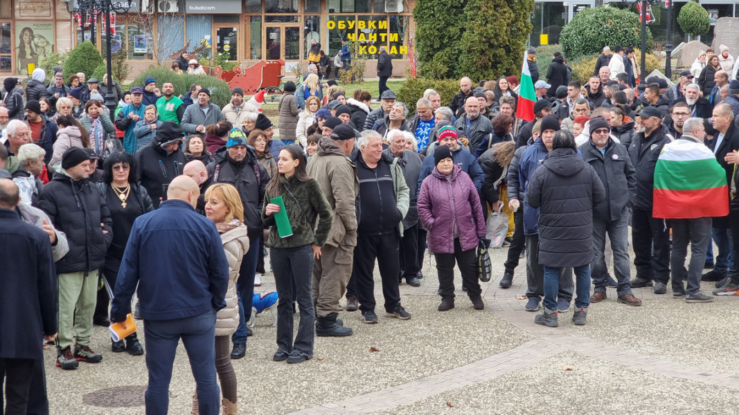 Беловци се събраха на протест в защита на общинската собственост