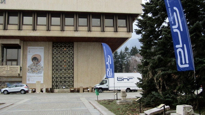 Радиоколата с подвижното стерео студио на БНР пред сградата на Националния исторически музей, откъдето се излъчи „Семейно радио“ на 3 март. Снимка: Кирчо Стоичков