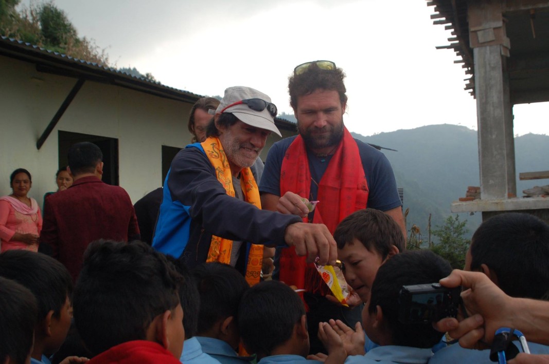Камерландер (вляво) в Непал