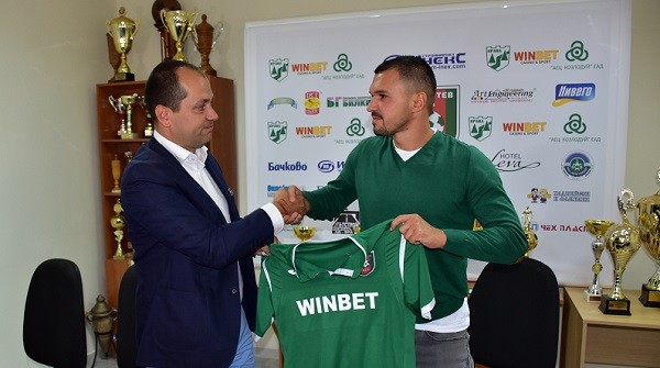 Бившият футболен национал Валери Божинов официално подписа днес договор с
