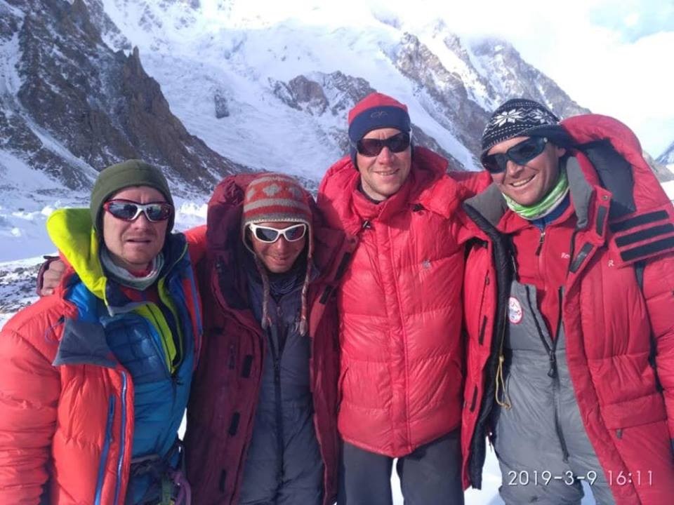 Четиримата алпинисти се завърнаха живи и здрави в Базовия лагер