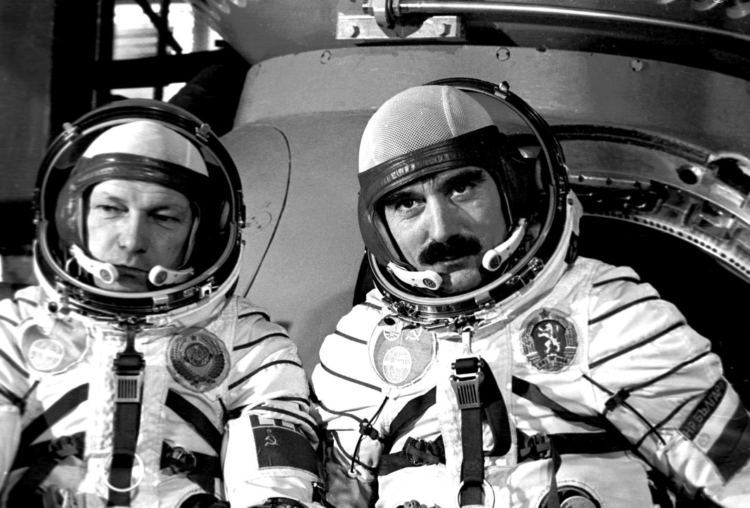 Първият български космонавт Георги Иванов (дясно) със съветския космонавт Николай Рукавишников/БТА (архив)