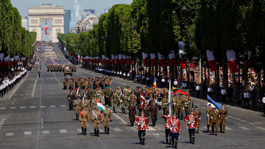Guardianes de honor búlgaros al frente de la marcha en París, 14 de julio de 2022