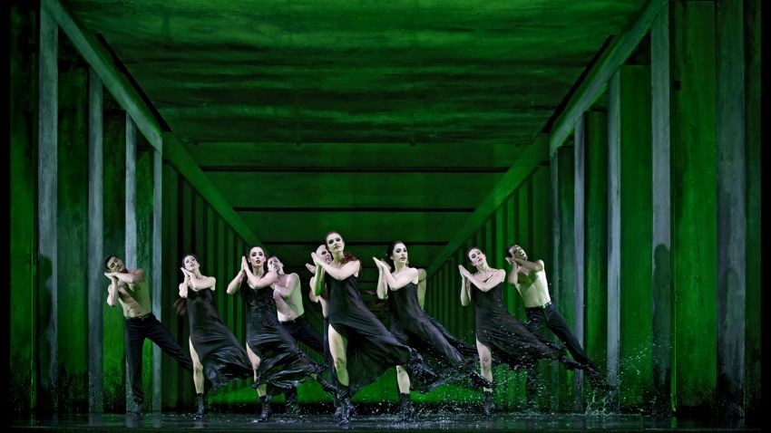 Сцена от „Джоконда“ на Амилкаре Понкиели - движенията на солистите, хора и балета са много раздвижени и детайлно изработени от Оливие Пи.  Снимка: Baus/De Munt La Monnaie