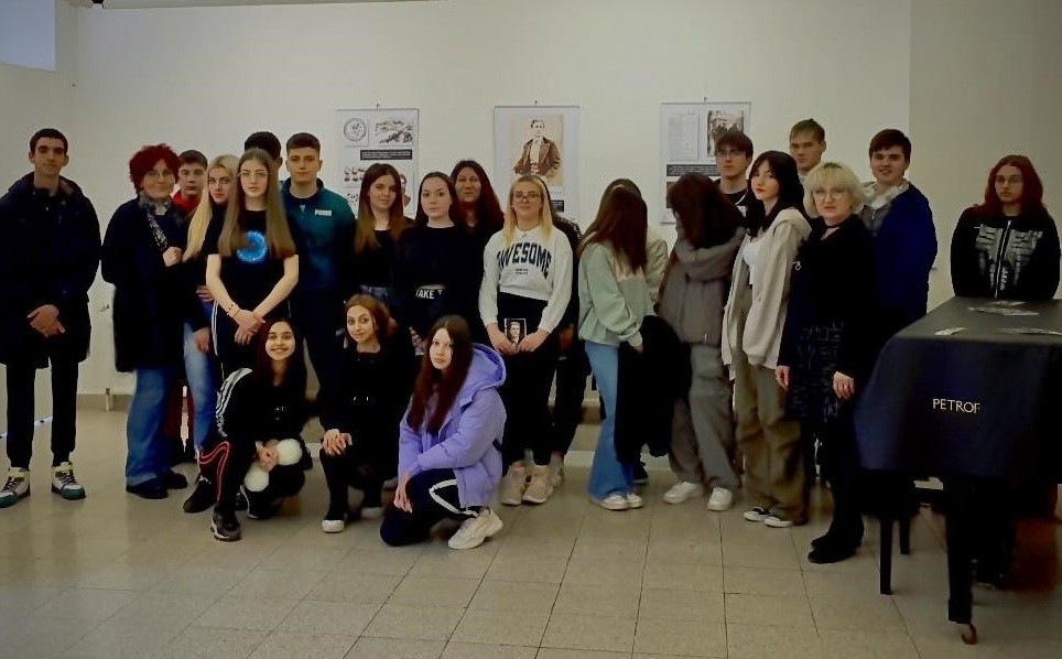 Die Schüler der 8. und 10. Klasse bei einer fotodokumentarischen Ausstellung im Bulgarischen Kulturinstitut in Prag