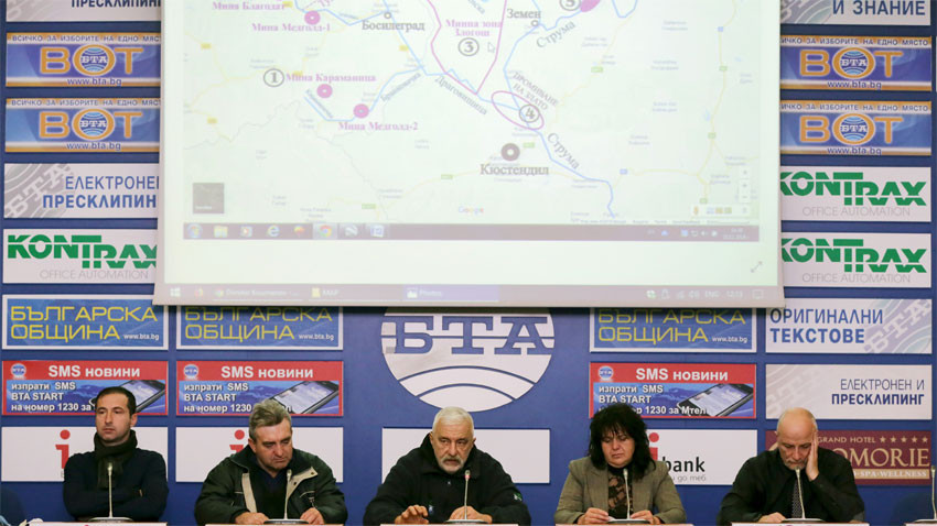 Nga e majta në të djathtë: Aleksandër Dimitrov, Botjo Hristov, Dimitër Kumanov, Antonina Shiparova dhe d-r Vlladimir Janev në konferencën për shtyp / Foto: BTA