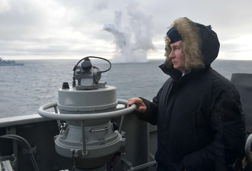 Руският президент Владимир Путин на борда на ракетния крайцер Маршал Устинов наблюдава учения на Северния и Черноморския флот край Крим, 9 януари 2020 г.