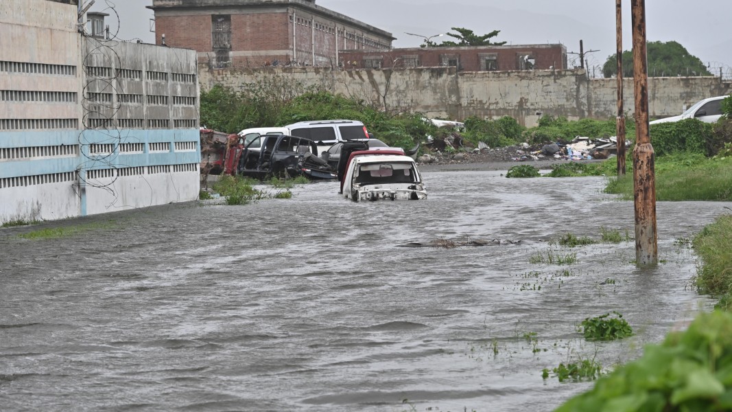 Наводнена улица в Кингстън, Ямайка.