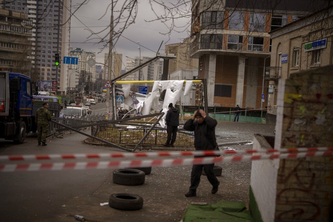 Полицаи оглеждат район в Киев след руски удар. Снимка: Асошиейтед прес