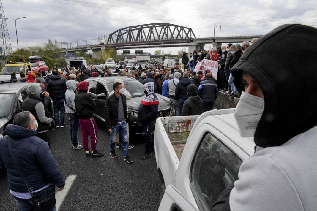 Търговци са блокирали магистралата Рим-Неапол в района на Казерта в протест срещу ограничителните мерки.
